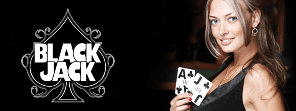 Девушка с картами и комбинацией блекджек.